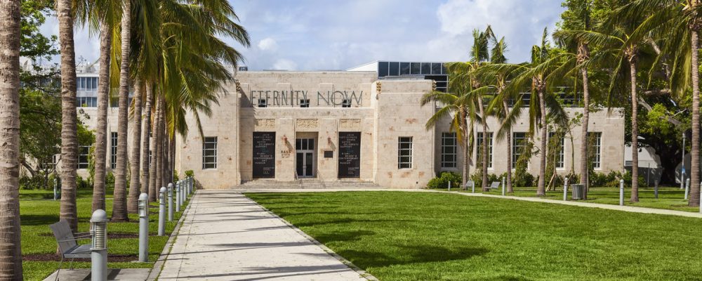 Admirar el arte en el [Bass Museum of Art]