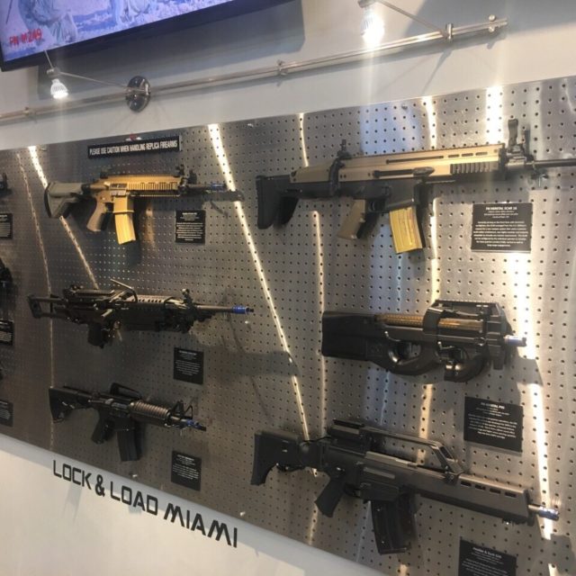 Vive una una experiencia con ametralladoras reales en [Lock & Load Museum] Miami